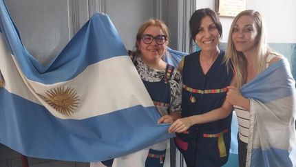 Los docentes, a la par de los alumnos. El entusiasmo por el mundial es total.