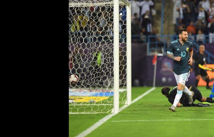Argentina ganó gracias a un tanto de Messi que aprovechó un rebote tras errar un penal.