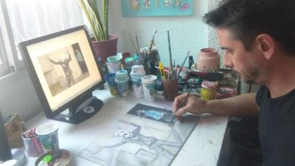 Luciano retrató al señor que votó con una máscara de chancho.