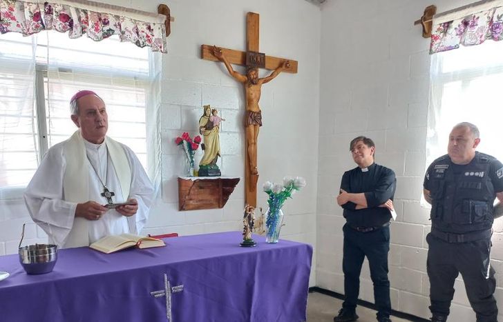 Los internos construyeron una capilla que fue bendecida por el Obispo Lugones.