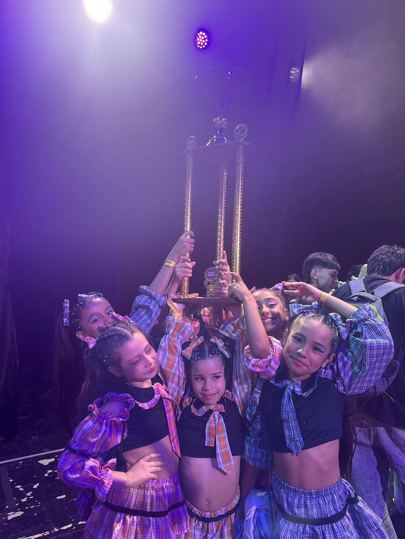 Las nenas de la categoría mini con la copa que trajeron a Lomas. 
