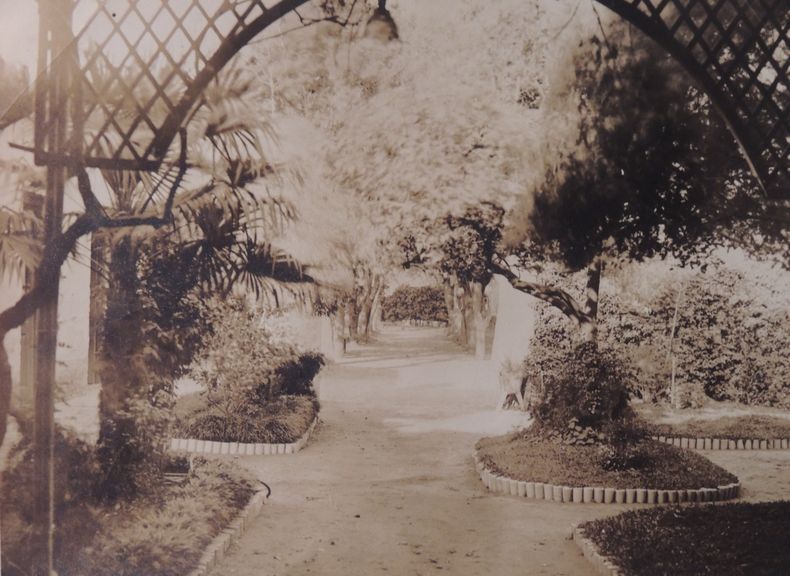 El terreno, de 22 metros de frente por 100 de fondo, llegaba hasta la calle Pozos y se transform&oacute; en el coraz&oacute;n de la vida familiar.