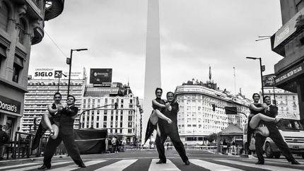 El tango y el Obelisco, una postal bien Argentina.