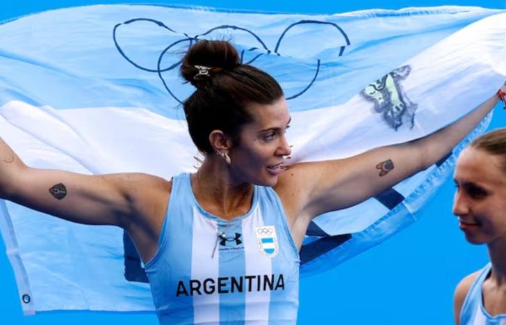 Agustina Albertario celebró la medalla de bronce lograda por Las Leonas en París 2024.