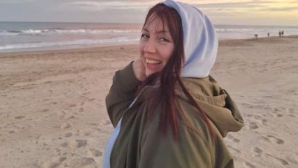 Dana tiene 28 años y estaba de vacaciones con su pareja.