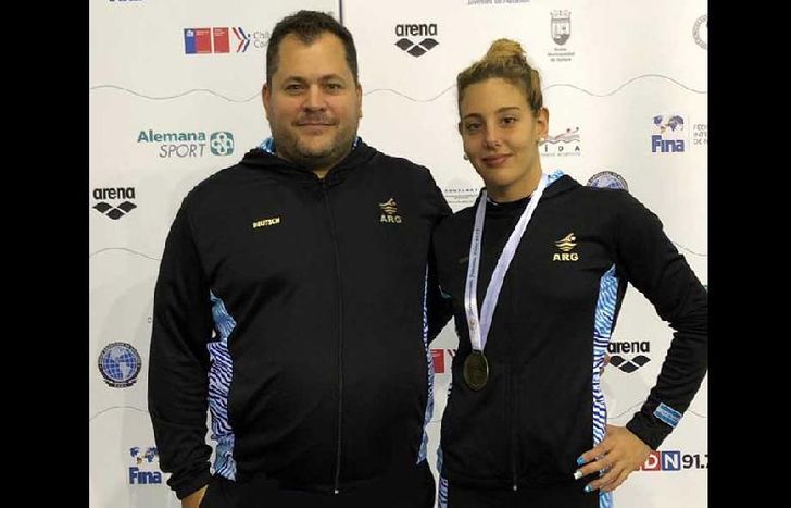 Selene y Joel, su DT, tras la obtención de la medalla.