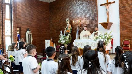 Cada vez más familias acompañan la catequesis familiar en Lomas.
