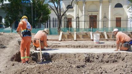 Continúa la renovación de la Plaza Grigera, de Lomas. Continúa la renovación de la Plaza Grigera, de Lomas.