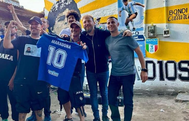 Manu Chao volvió a Fiorito y cantó en la casa de Diego Maradona.