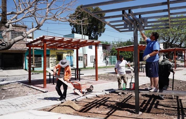 Trabajos en la Plaza 1º de Octubre, de Fiorito.