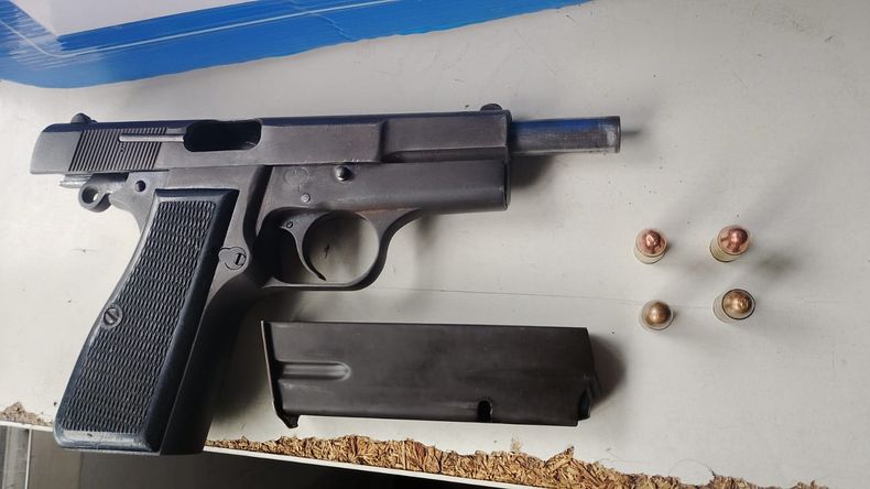 Arma incautada al delincuente que robó la camioneta en Lomas de Zamora.