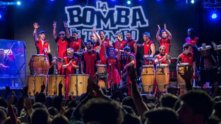 La Navidad se celebra en Lomas de Zamora con La Bomba de Tiempo. La Navidad se celebra en Lomas de Zamora con La Bomba de Tiempo.