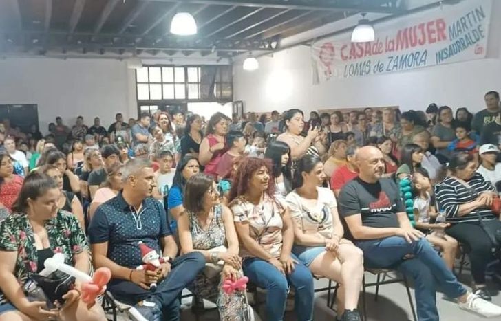Mucha gente apoyando el trabajo de las alumnas.