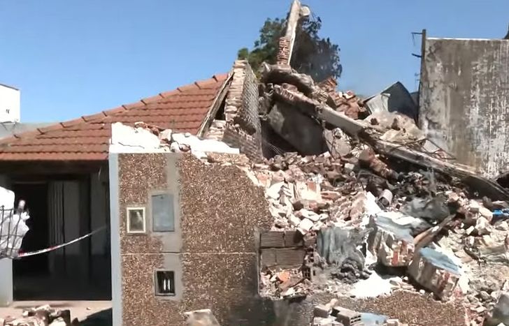 La pared de la fábrica cayó sobre la casa lindera.