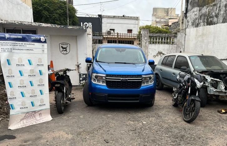 La camioneta robada en Lomas y otros vehículos incautados.