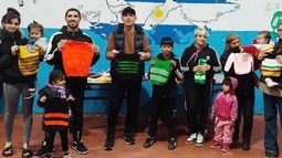 Las familias del Barrio la Perla felices por recibir donaciones tejidas por Mirta.