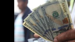 El dólar cierra la semana al filo de los $42