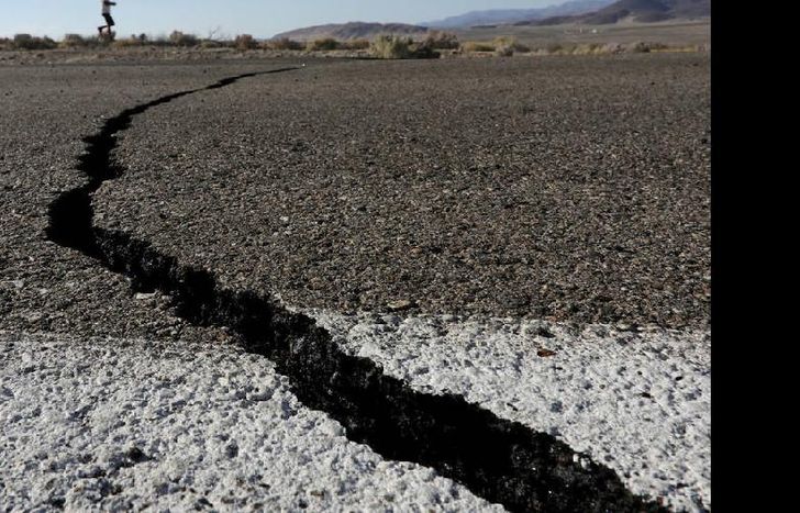Los terremotos abrieron grietas en el suelo pero no hubo consecuencias graves.
