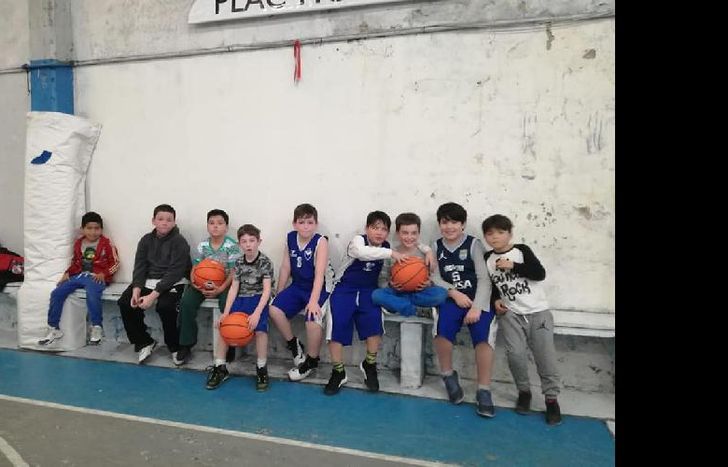 los chicos, felices con sus nuevas pelotas de basquet.