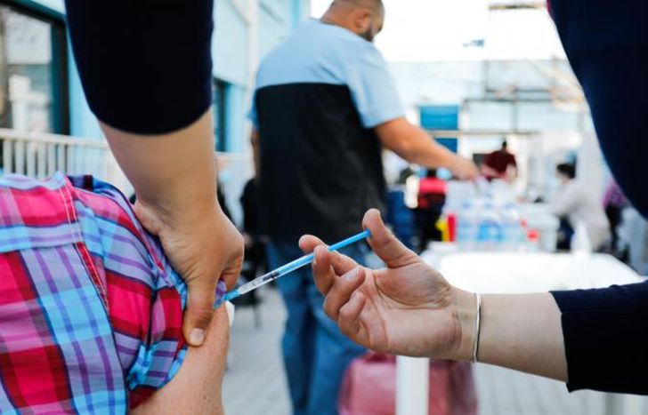 Miles de vecinos de distintos barrios fueron inmunizados.