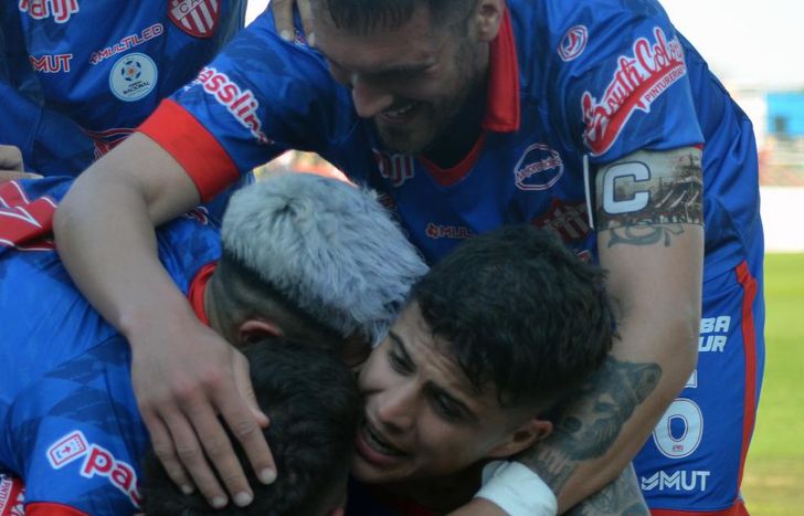 Battallini abrazado por todo el equipo que se ilusiona con la permanencia.