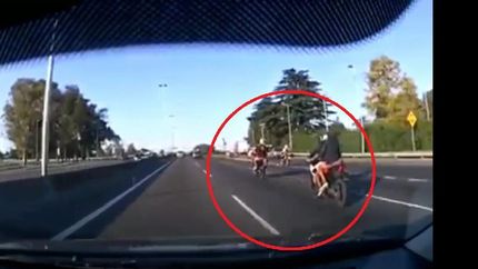 a toda velocidad, motochorros le robaron a un motociclista en la autopista riccheri