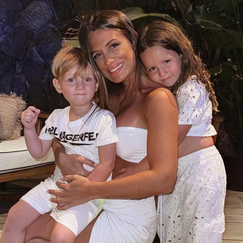 Camila Homs, con los dos hijos que tuvo con Rodrigo de Paul.          