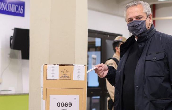 Alberto Fernández llegó a la UCA acompañado de su esposa.