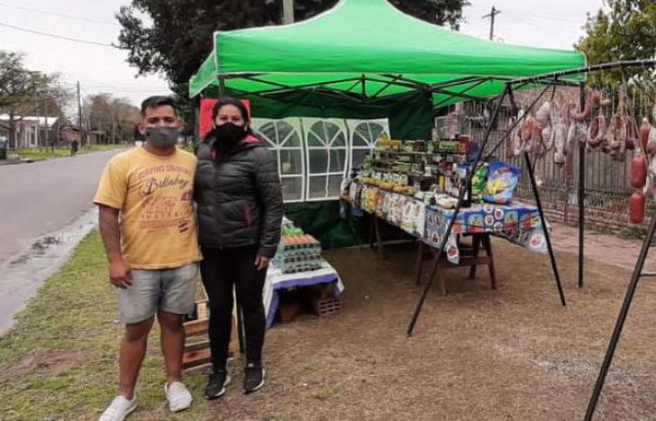 Madre e hijo unidos y felices porque apuestan a emprender.