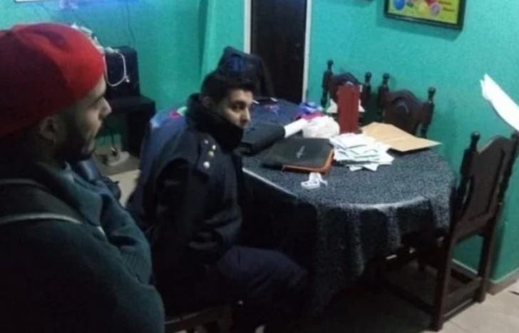 Uno de los policías al momento de la detención en 2018.