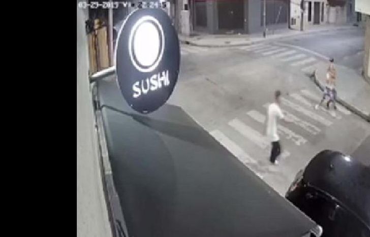 Dos delincuentes amenazaron con armas a la comerciante.