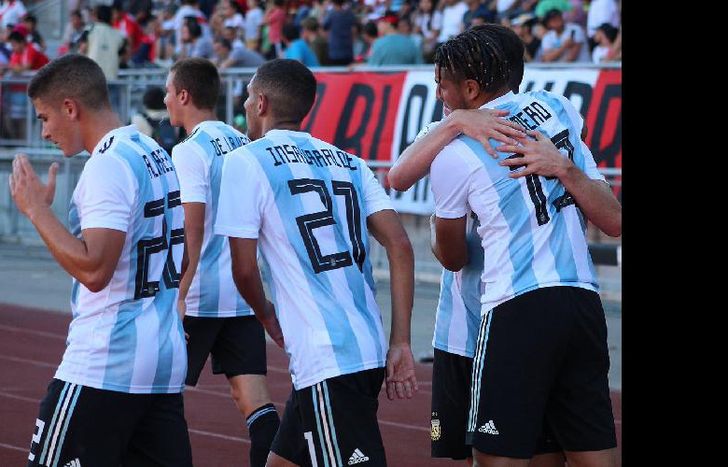 Argentina precisa un triunfo para no complicarse entre los primeros cuatro.