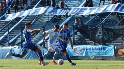 Callejo se filtra entre dos defensores locales. Callejo se filtra entre dos defensores locales.