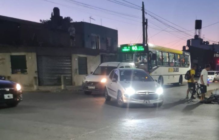 El auto que habría atropellado al joven en Ingeniero Budge.