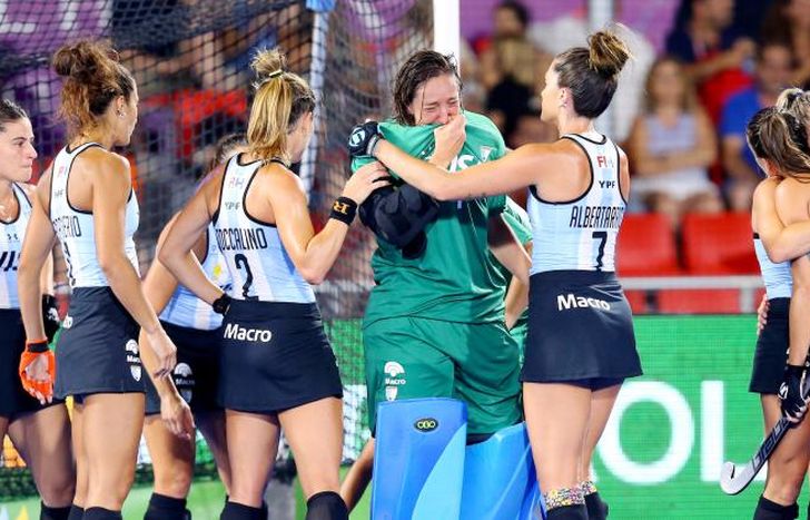 Agustina Albertario consuela a Belén Succi, en su último partido.