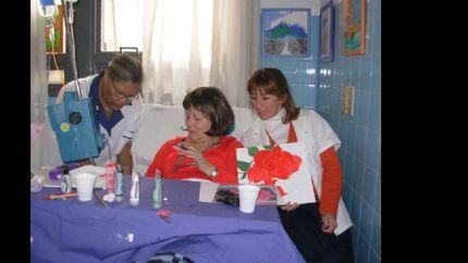 Los pacientes pintan durante la sesión de quimioterapia.