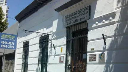 La biblioteca Gutiérrez es una casona antigua ubicada en la avenida Almirante Brown 2163. La biblioteca Gutiérrez es una casona antigua ubicada en la avenida Almirante Brown 2163.
