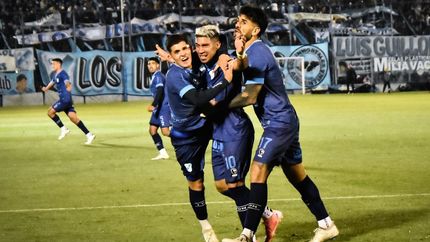 Luciano Nieto celebra su gol agónico que le dio el triunfo a Temperley.