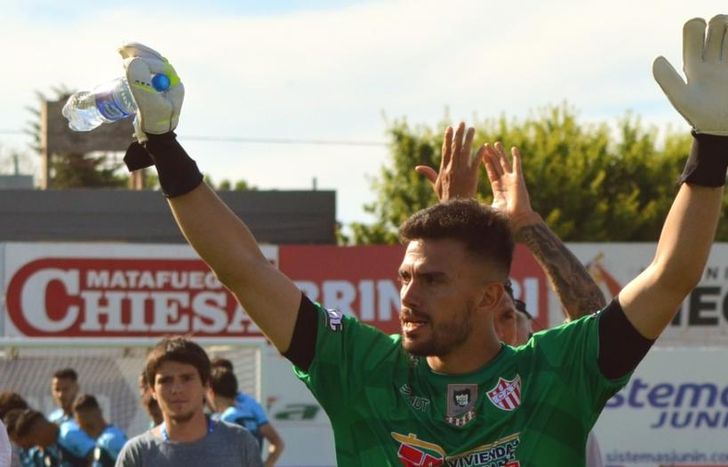 Damián Tello, apuntado desde Perú.