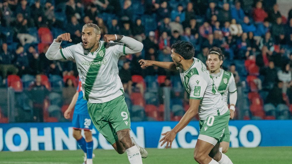 Adrián Balboa encaminó el triunfo de Banfield en Victoria.