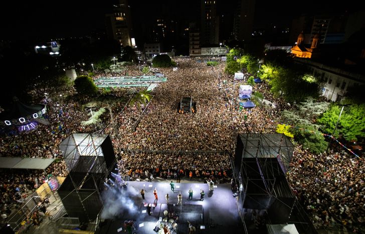 Miles de vecinos se acercaron a disfrutar del Carnaval en la Plaza Grigera.