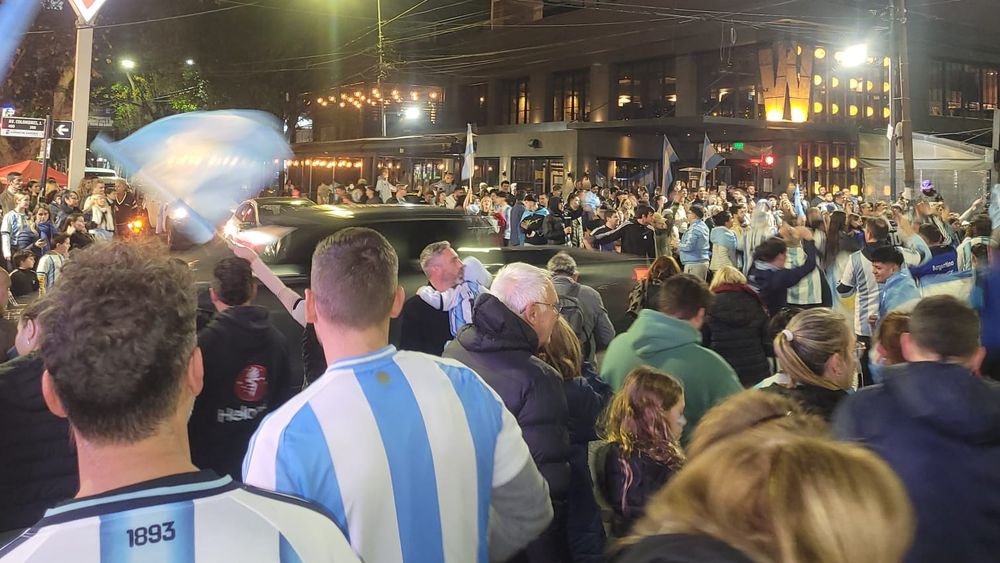 El triunfo de la Selección Argentina hizo estallar en festejos las calles de Lomas.