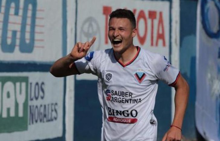 El goleador de Brown de Adrogué, una de las figuras del mercado.