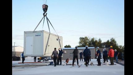 instalan los modulos y la estructura del nuevo hospital de emergencia de lomas