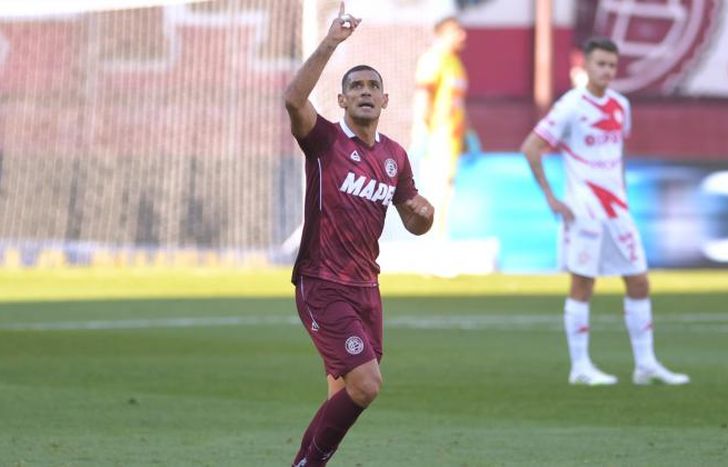 El Pepe Sand festeja su gol.