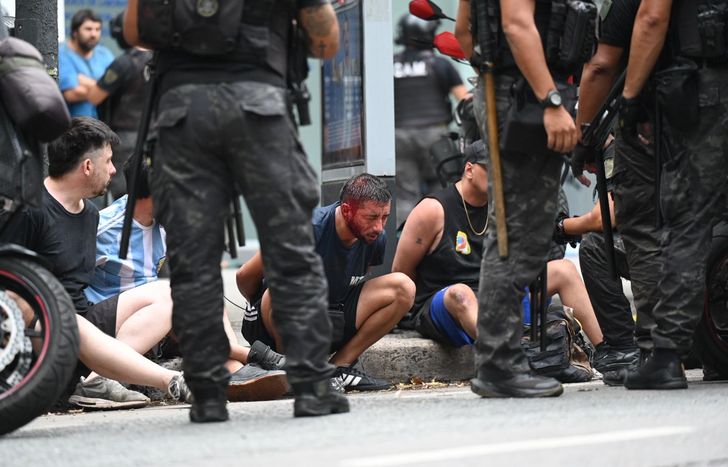 Fuerte represión a manifestantes contra la reforma laboral en el Congreso.