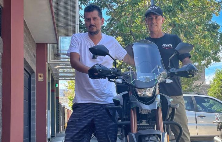 Emilio (izquierda) junto a Roberto Martínez, de la empresa RVM.