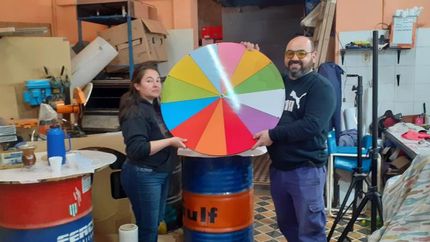 Alejandro y Liliana. Sus ruletas viajan y giran por todo el país.