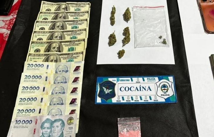 Droga, dinero y celulares incautados a la mujer y su acompañante.