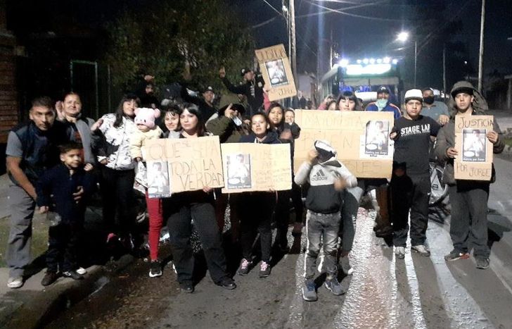 Se manifestaron frente al supermercado la semana pasada.